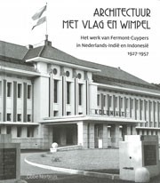 Architectuur met vlag en wimpel